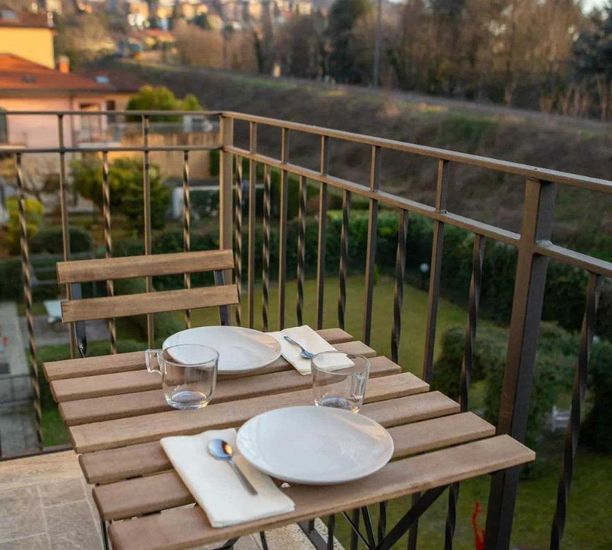 Ponente - Balcony, Free Parking,Close To Como Italy