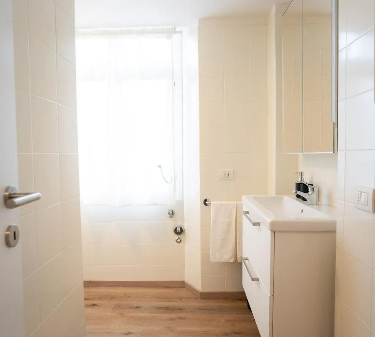 Ponente - Balcony, Free Parking,Close To Como 0*,  Italy